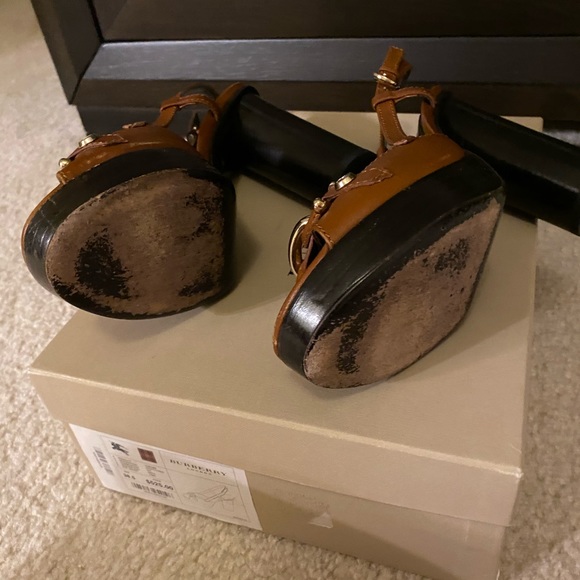 ❌❌SOLD❌❌Burberry Authentic Heels - Picture 6 of 11